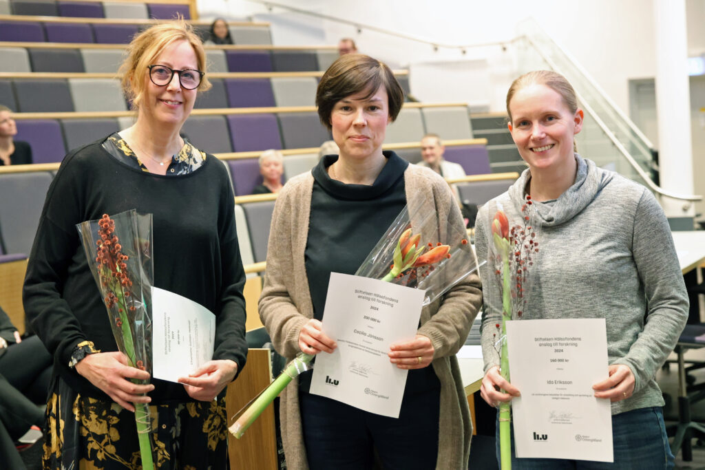 Charlotte, Cecilia och Ida med sina diplom och blommor vid utdelningen av anslagen 2024.