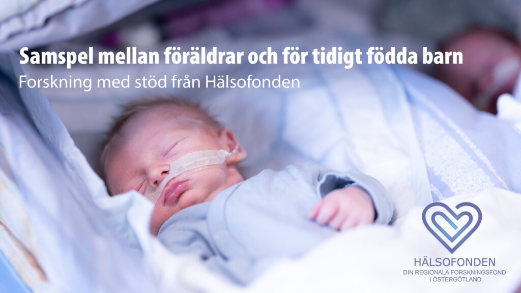 En liten för tidigt född pojke med sondslang i näsan, ligger och sover med sin tvillingsyster i bakgrunden